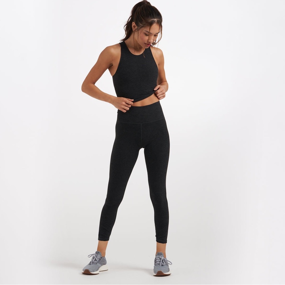 Vuori clean, elevation, leggings, short. Size L (10-12) Black